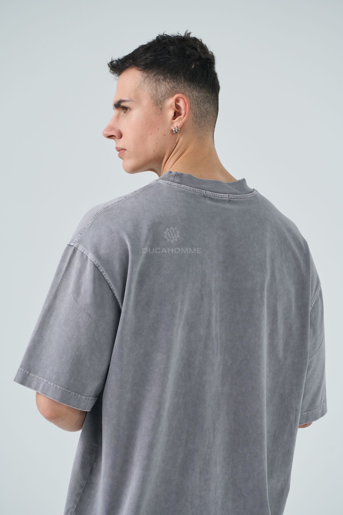 T-shirt over washed grigio
