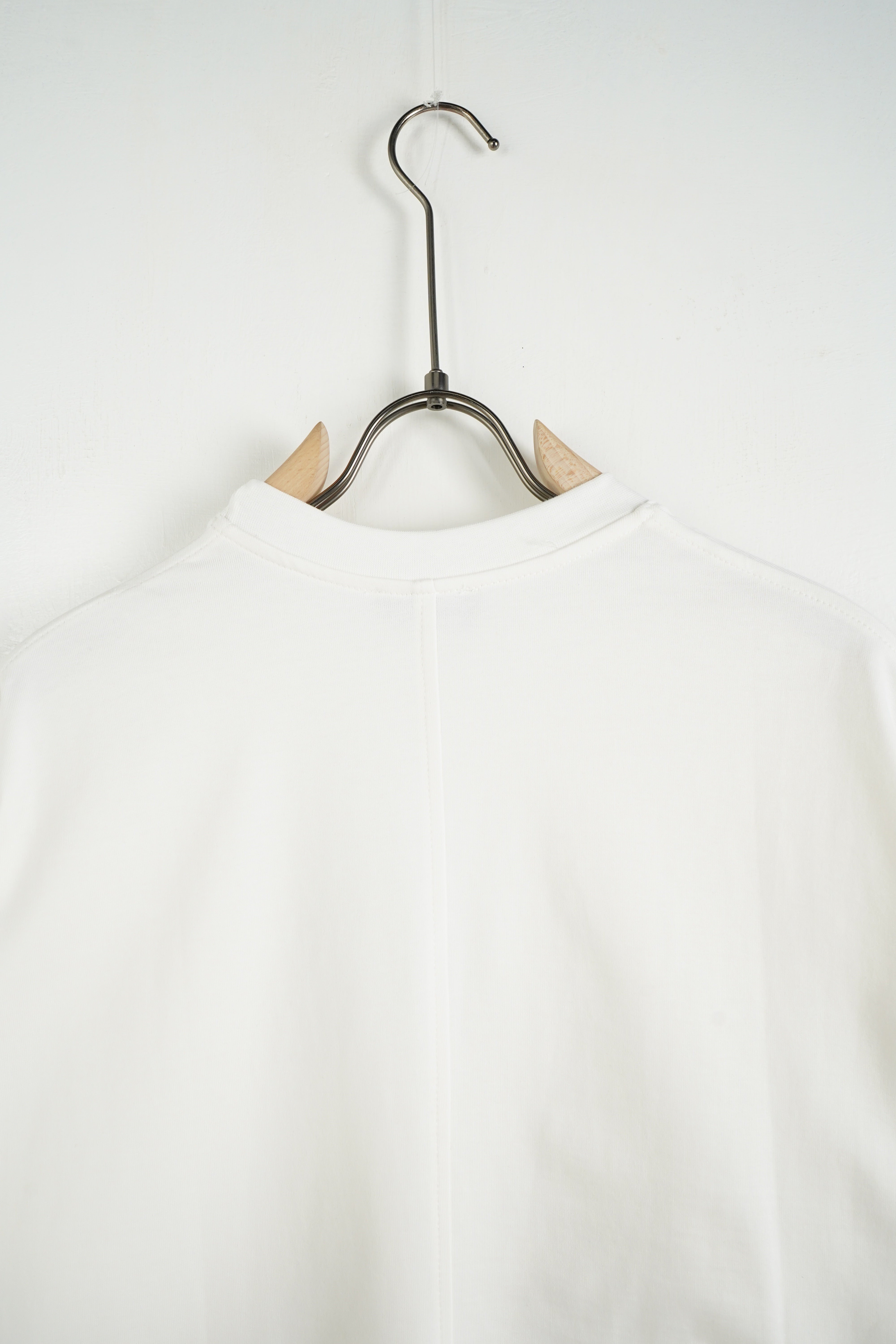 T-shirt over line bianca