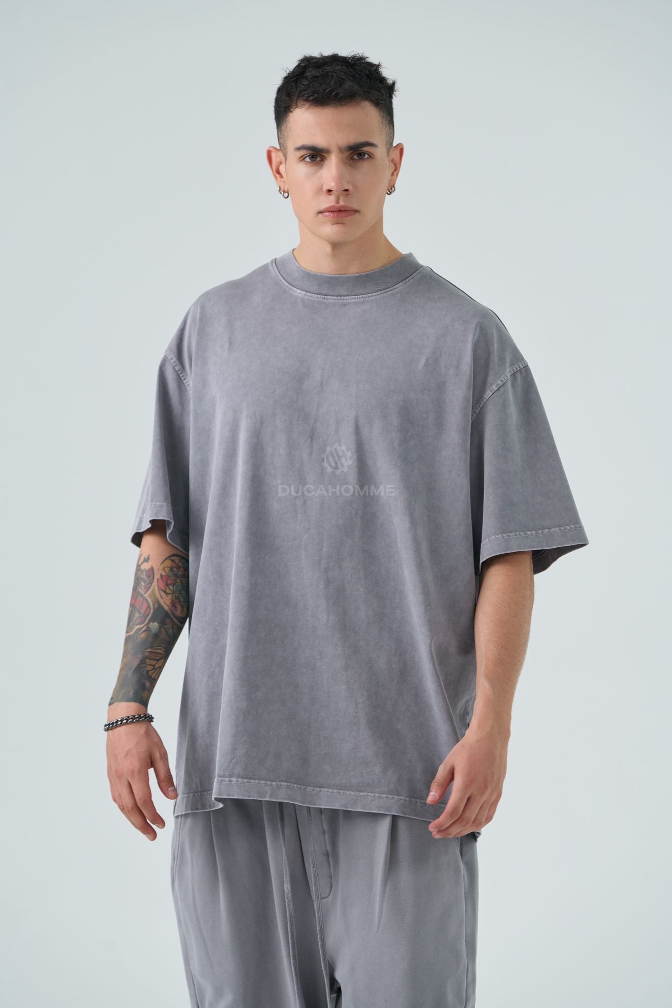 T-shirt over washed grigio