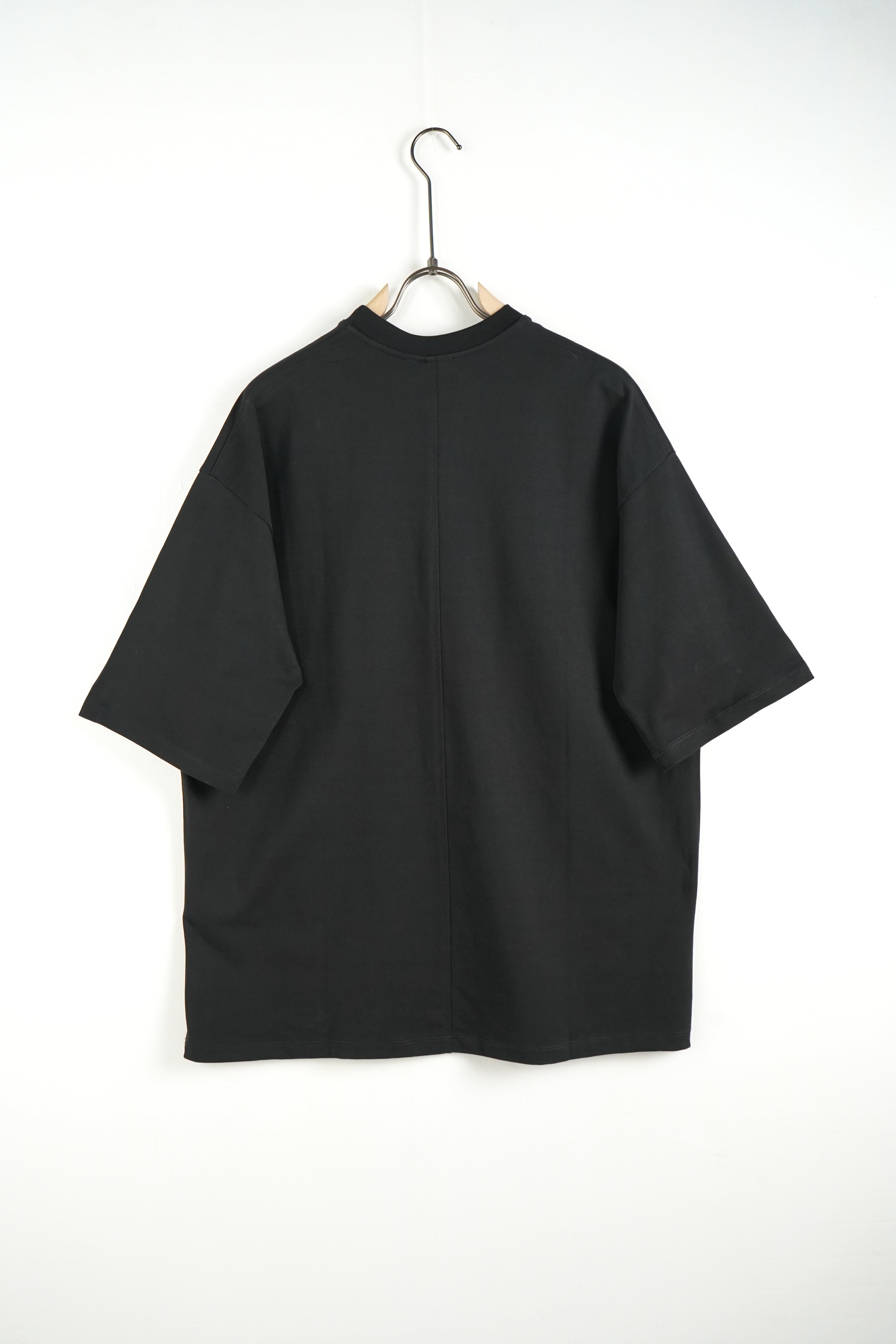 T-shirt over line nera