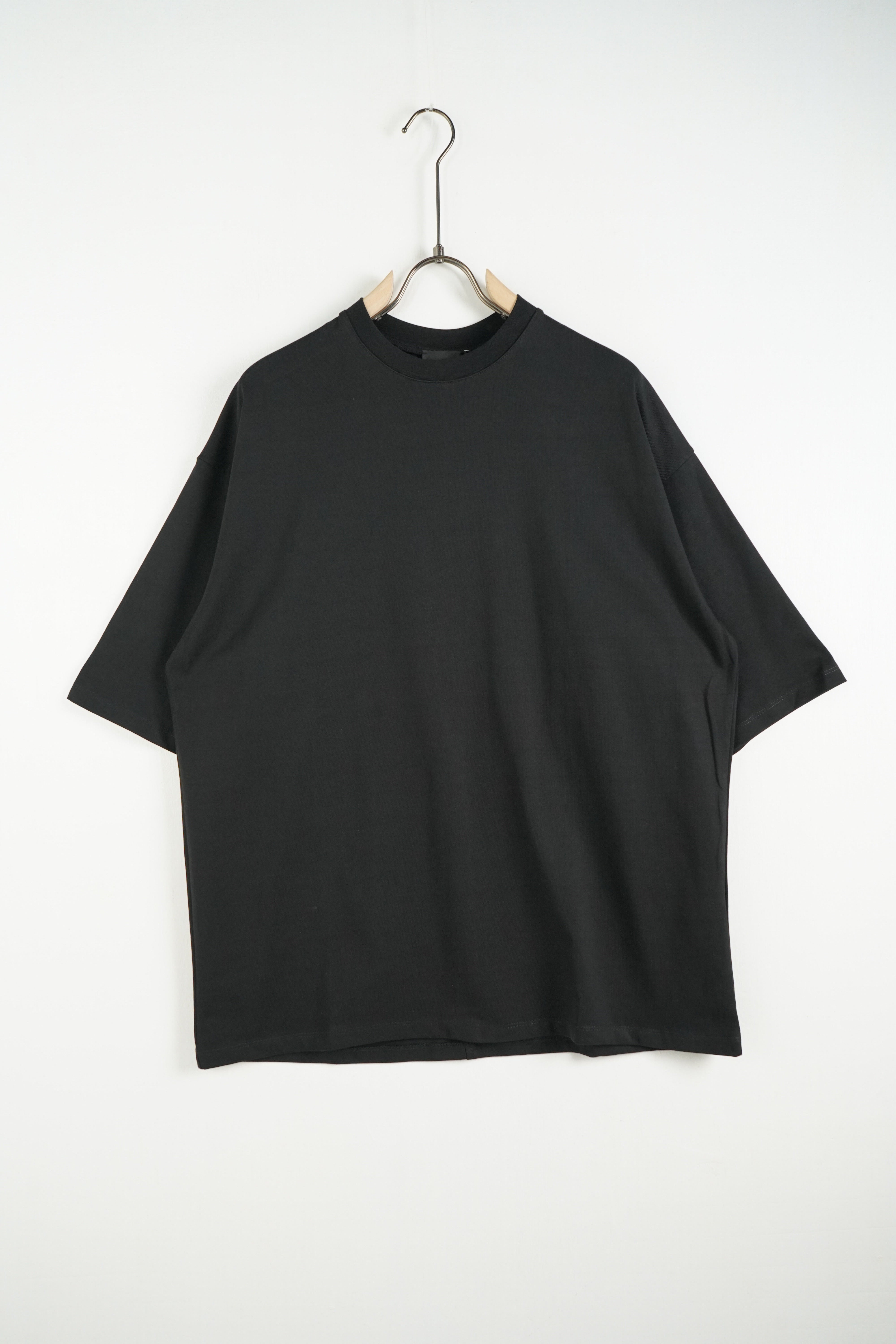 T-shirt over line nera