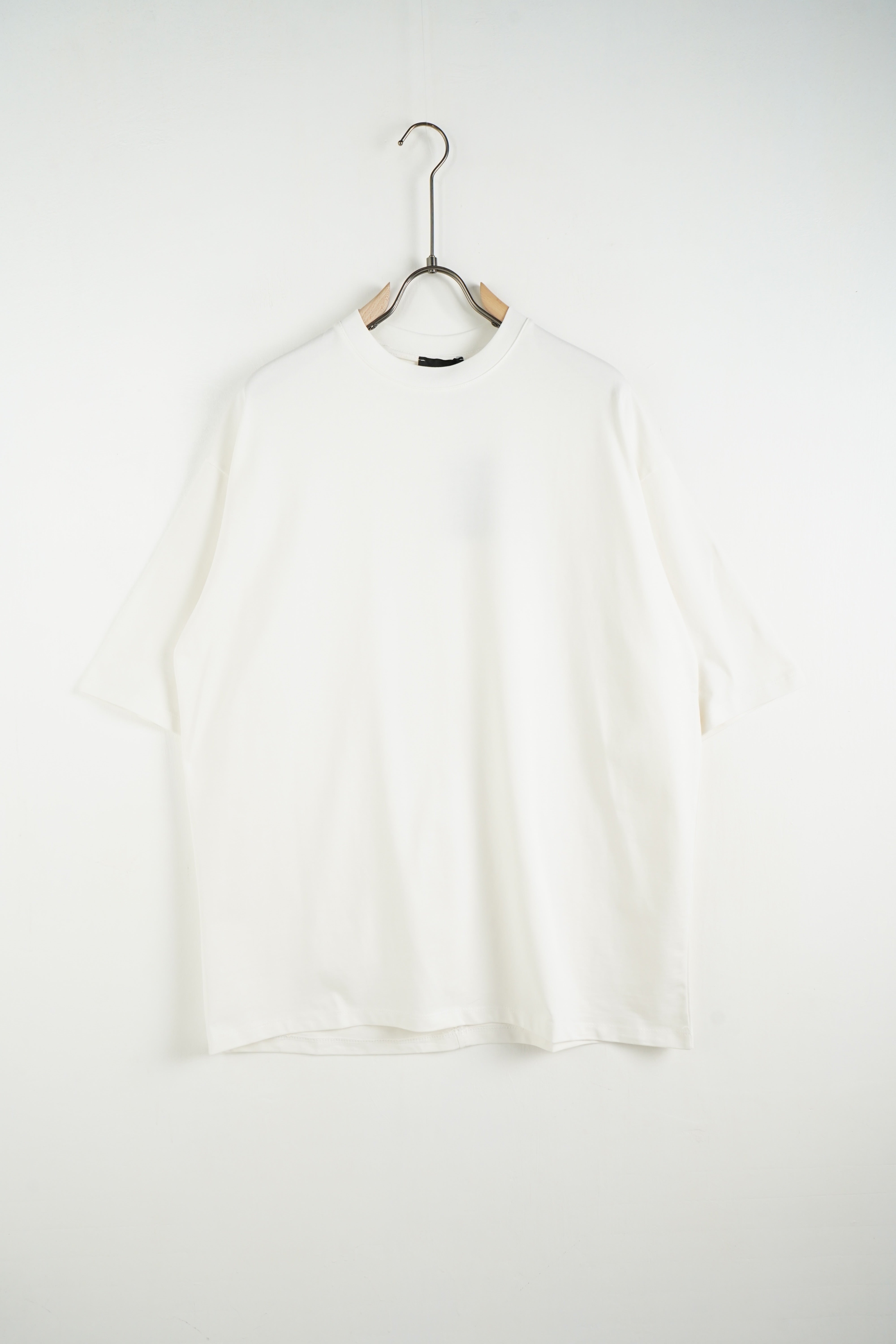 T-shirt over line bianca